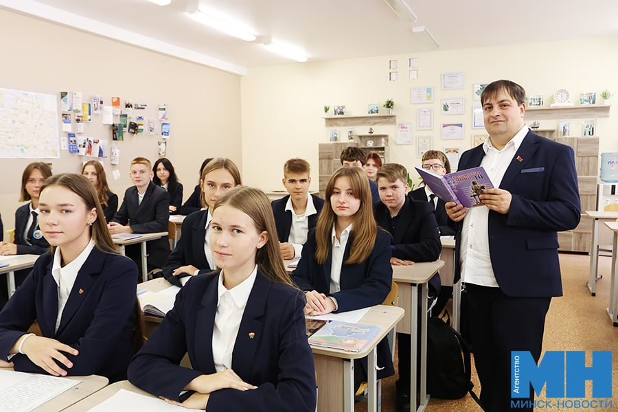 Зарплата учителей за январь август выросла на 23 По данным Белстата номинальная начисленная среднемесячная заработная плата учителя за восемь месяцев 2025 го составила 2 495 6 руб Минск Новости MINSKNEWS BY Telegram Viber FB VK Inst TikTok YouTube