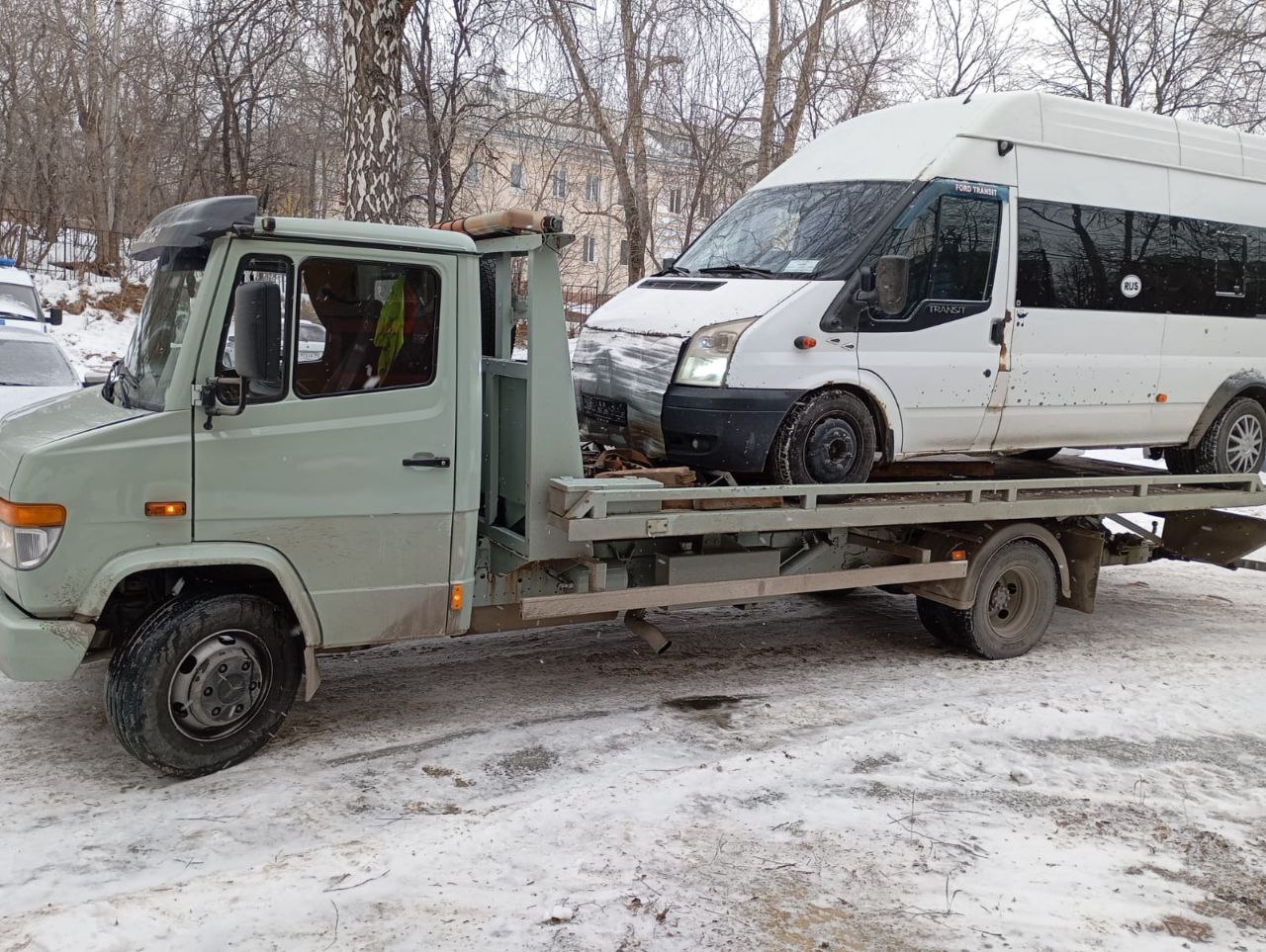 Незаконную перевозку мигрантов выявили автоинспекторы на трассе М-5 Урал в Екатеринбурге   Водитель микроавтобуса перевозил в салоне 12 человек – граждан одной из стран ближнего зарубежья. У водителя отсутствовало российское водительское удостоверение, а также другие необходимые документы на автомобиль.   Кроме того, у пассажиров микроавтобуса также не было документов, подтверждающих законность их пребывания на территории Российской Федерации.    Все участники инцидента доставлены в отдел полиции для дальнейшего разбирательства. Транспорт помещен на спецстоянку. В настоящее время по данному факту проводится проверка.  В отношении мигрантов-пассажиров составлены протоколы за нарушение правил пребывания, в дальнейшем будет принято решение о возможности их нахождения на территории страны.