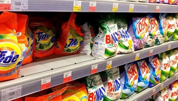 Роскачество провело исследование безопасности стиральных порошков, протестировав 20 популярных марок из России, Белоруссии, Турции и Китая по 48 критериям.   Почти все образцы безопасны при правильном использовании, за исключением китайского Tide, который не соответствует нормам для детских товаров и имеет низкую моющую способность. Он также плохо удаляет пятна от моторного масла и может повредить стиральные машины из-за отложений.  Эксперты отметили, что большинство порошков лучше справляются с белковыми пятнами, чем с масляными. Порошок Index показал наилучшие результаты по удалению масляных загрязнений, а «Персил», «Аист», Index и Bimax — по удалению пятен крови. Dosia и Tide оказались наименее эффективными.  Исследование также показало, что порошки не вызывают посерения тканей, хотя некоторые могут привести к пожелтению или подсиниванию. После 15 стирок при 40°C ни один из порошков не ухудшил яркость цвета.  Из негативных последствий:  Влияние на ткани:   Возможна усадка ткани.   Появление пожелтения — у ABC, «Чайка», «Миф».   Повышенная жесткость ткани из-за зольности — ABC, «Мара», «Чайка», «Самокат», «Каждый день», Sorti.  Влияние на стиральную машину:   Нарушено требование по отложению солей жесткости  риск накипи  — у 7 ТМ: ABC, «Мара», Sorti, «Биолан», «Самокат», «Каждый день», Tide  Китай .  Проблемы с пенообразованием  может повлиять на работу машинки : BiMax, «Миф», Peros, «Лоск», Tide  Китай    Подпишись