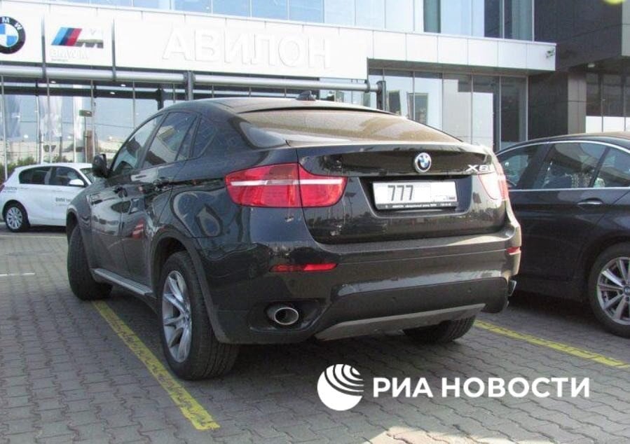 BMW X6 с "красивыми номерами" оформлен на супругу арестованного экс-гендиректора Корпорации развития Курской области Владимира Лукина, следует из данных регистрационных документов в распоряжении РИА Новости