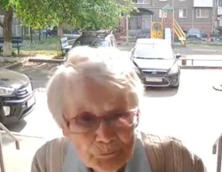 Между тем вот такая бабушка-одуванчик оказалась в уголовном розыске в Перми. Об этом сообщают городские правоохранительные органы. В начале июня на пенсионерку поступило два заявления: граждане обвинили ее в мошенничестве и присвоении более 550 тыс. рублей. Сейчас бабушка подозревается в мошенничестве, находится в розыске. МВД устанавливает ее личность. Такие дела.