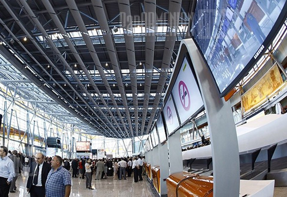 Звартноц бьёт рекорды  За первые шесть месяцев 2025 года международный аэропорт «Звартноц» в Ереване обслужил 2,4 миллиона пассажиров — это новый рекорд!    В Армению прибыли — 1,2 млн   Отбыли — 1,2 млн    Для сравнения: в первом полугодии 2024 года пассажиропоток составлял 2,31 млн.