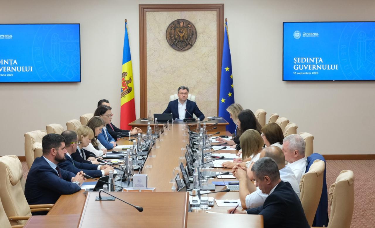 В Молдове будет создан Национальный центр управления кризисами Положение об организации и функционировании Национального центра управления кризисами было принято правительством Он будет управлять кризисными ситуациями землетрясениями наводнениями пандемиями или кибератаками Ведомство будет функционировать как центральный административный орган подчинённый правительству Его будет возглавлять генеральный директор назначаемый по предложению премьер министра Новая структура будет координировать деятельность по управлению кризисными ситуациями от предупреждения готовности к кризисам до реагирования на них и восстановления пишет moldpres md aifmoldova