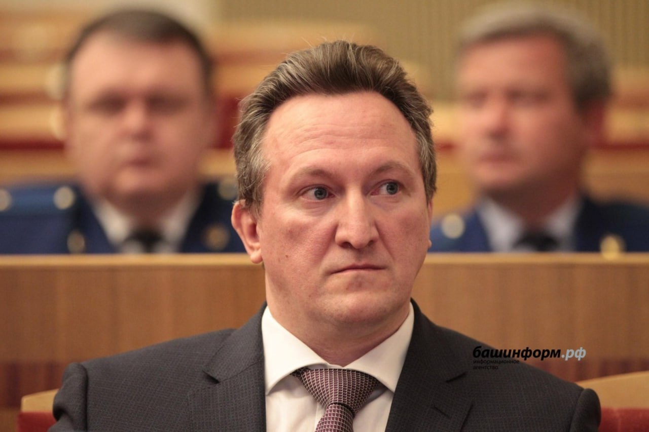 Константин Шагимуратов покинул пост главы КСП Башкирии Председатель Контрольно-счётной палаты РБ Константин Шагимуратов уволился по собственному желанию. Постановление об освобождении от должности подписал спикер парламента Константин Толкачёв. Депутаты поблагодарили Шагимуратова за работу. Нового председателя КСП изберут на осенней сессии парламента. Напомним, Шагимуратов возглавлял КСП с марта 2019 года. Моя Уфа. Подписаться Прислать новость