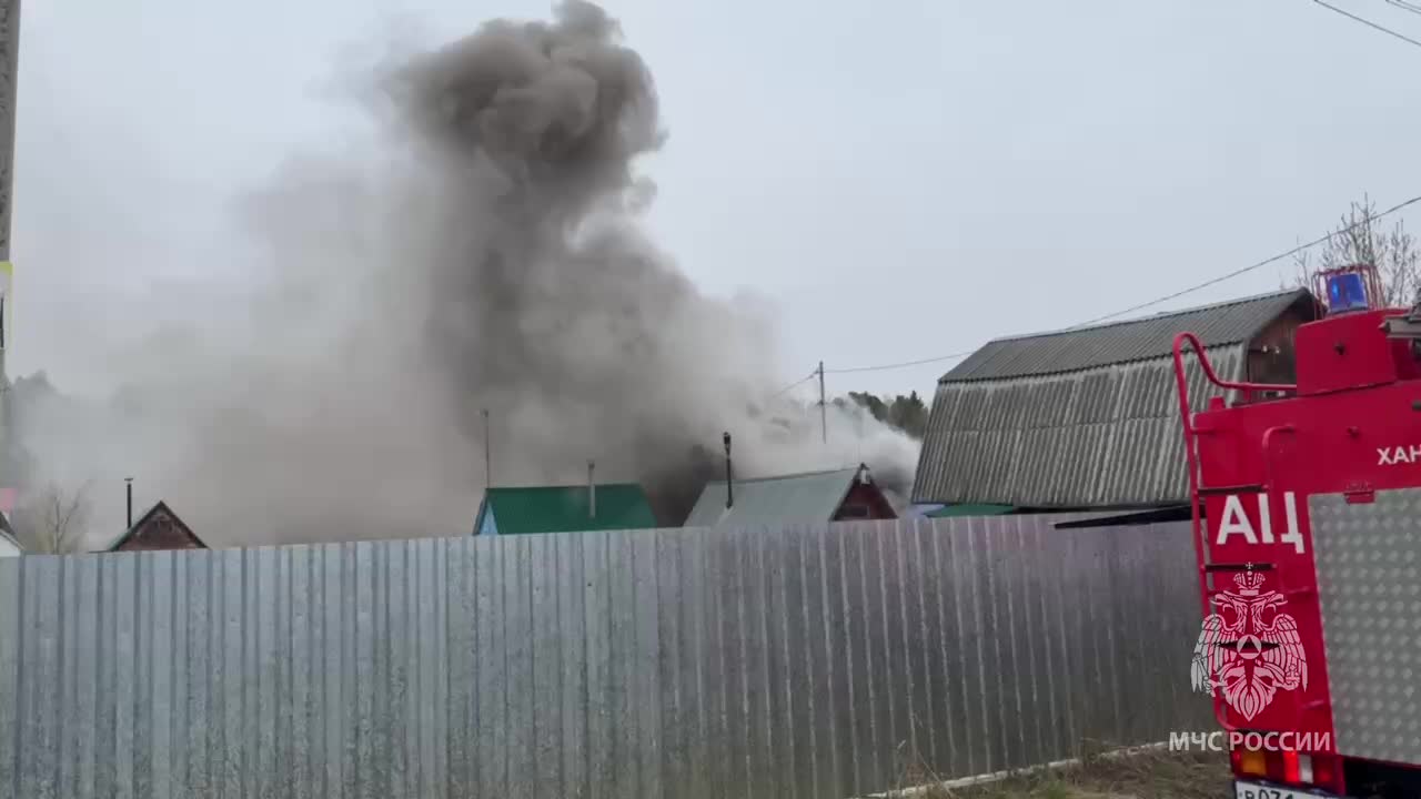 Пожарные ХМАО-Югры ликвидировали возгорания в нежилом здании и дачном доме