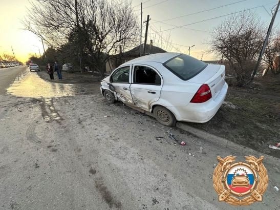 В Таганроге водитель и пассажир иномарки пострадали в ДТП  В Ростовской области водитель и пассажир автомобиля пострадали в ДТП. Авария случилась 3 марта в городе Таганроге.    По предварительным данным, 45-летний мужчина за рулем «Шевроле Авео» ехал по улице 4-я Линия. Неподалеку от дома № 43 на его полосу выехала «Лада Веста». Избежать столкновения не удалось.    Как сообщили в региональной Госавтоинспекции, в аварии травмы получили водитель «Шевроле» и его 17-летний пассажир.   Подписаться на "Новости Ростова"    Прислать новость