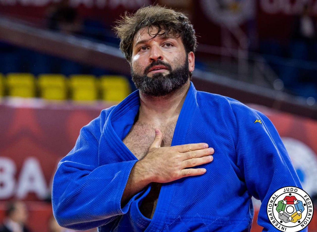 Инал Тасоев номинирован на премию международной Федерации дзюдо в категории Спортсмен года Об этом сообщает Чемпионат Осетинский дзюдоист вошел в список кандидатов на награду в номинации Спортсмен года а также на награду иппон года за самый красивый бросок Голосование проходит на платформе Judotv com оно продлится до 15 января 2026 года Итоги объявят зимой в Париже на турнире Большой шлем Тасоев двукратный чемпион мира по дзюдо В декабре 2025 года он завоевал бронзу на турнире Большого шлема в Японии Фото международная федерация дзюдо