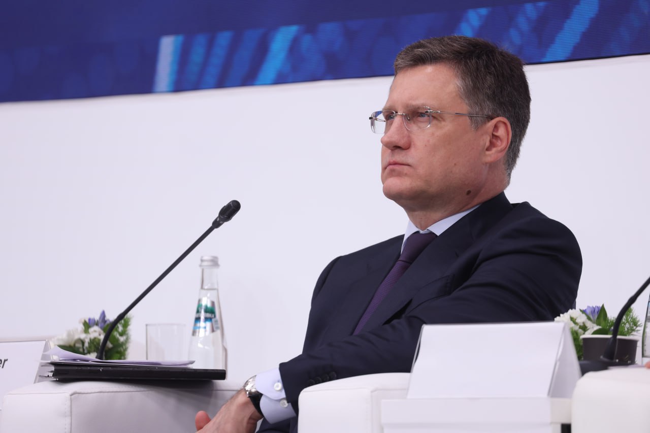 Александр Новак Северный Кавказ одно из приоритетных направлений господдержки Малый и средний бизнес Северо Кавказского федерального округа увеличил в 2025 году объем привлеченного финансирования до 42 6 млрд рублей при помощи инструментов Национальной гарантийной системы оператором которой является Корпорация МСП Это на 7 выше показателей предыдущего года Поддержка и развитие МСП в СКФО происходит в рамках нацпроекта Эффективная и конкурентная экономика реализацию которого курирует вице премьер Александр Новак Северный Кавказ одно из приоритетных направлений господдержки Малый и средний бизнес в регионе остается в фокусе внимания так как обеспечивает высокую долю рабочих мест и участвует в развитии широкого спектра отраслей экономики Инструменты господдержки позволяют местным предпринимателям наращивать объемы привлекаемого финансирования в том числе для реализации инвестиционных проектов по развитию производств запуску новых мощностей увеличения объема выпуска продукции В 2025 году на эти цели малые и средние предприятия СКФО получили 16 3 млрд рублей в рамках Национальной гарантийной системы что на 80 больше чем годом ранее заявил вице премьер Александр Новак Среди отраслей в которых бизнес сфера Северо Кавказского федерального округа привлекала средства в рамках НГС в 2025 году наибольший прирост за год продемонстрировала научно техническая деятельность в 4 8 раза образование в 2 4 раза культура и спорт в 2 1 раза инфраструктурное строительство 1 8 раза В сфере бизнес услуг увеличены объемы привлеченного финансирования на 60 в области транспортировки и хранения на 27 в сфере услуг населению на 26 Лидерами по объемам привлеченного с господдержкой финансирования среди регионов Северного Кавказа стали Ставропольский край 16 8 млрд рублей Республика Дагестан 6 89 млрд рублей Чеченская Республика 5 33 млрд рублей Кабардино Балкарская Республика 4 41 млрд рублей и Республика Ингушетия 3 61 млрд рублей Подписаться на Правительство России в MAX