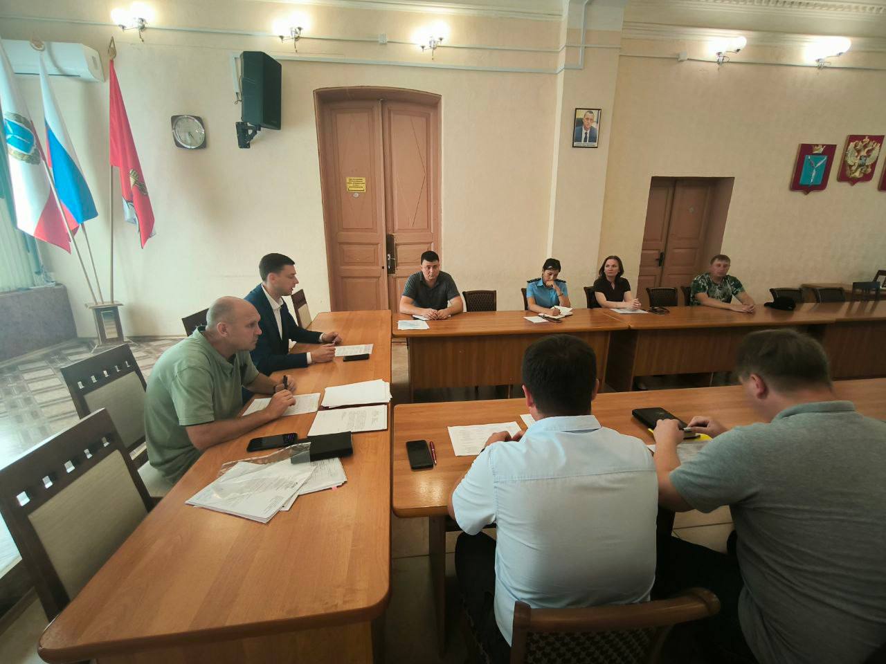 Петровская межрайонная прокуратура приняла участие в совещании по вопросу подготовки к отопительному сезону 2025-2026 гг. с участием заинтересованных лиц   На совещании присутствовали руководители ресурсоснабжающих организаций, управляющих компаний, курирующие заместители главы Петровского района в сферах ЖКХ, образования, культуры.   Охвачены вопросы полноты выполнения подготовительных мероприятий к отопительному сезону в отношении объектов жилого фонда и социального назначения.   Перед руководителями были поставлены конкретные задачи по обеспечению своевременного и качественного входа в отопительный сезон 2025- 2026 гг.