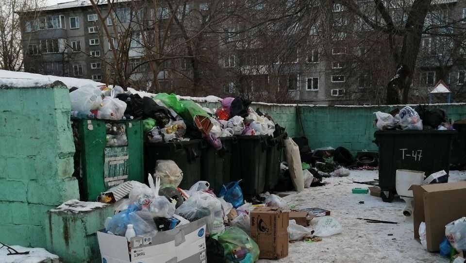 Тарифы за вывоз мусора взлетят почти в 2 раза в Красноярске Сейчас в правобережной части города тариф составляет 759 39 рубля за кубометр а с 1 октября цены вырастут до 1486 39 рубля 95 7 левобережной с 650 44 до 1 231 12 рубля 89 3 Для примера Сейчас за каждого жителя многоквартирного дома правобережья нужно платить порядка 118 рублей а с октября 232 рубля Такие тарифы будут действовать 1 5 2 5 года Их утвердило краевое министерство тарифной политики В министерстве объяснили ПМ такой резкий скачок тарифа накопленной инфляцией с 2022 года фактическими затратами организации и полученной товарной выручки В ведомстве заявили что в среднем рост платы за услуги ЖКХ вывоз мусора отопление водоснабжение и другое составит 15 по краю В Росттехе сообщили что тариф повышается единовременно и по году рост платы не превышает средний индекс prmira news