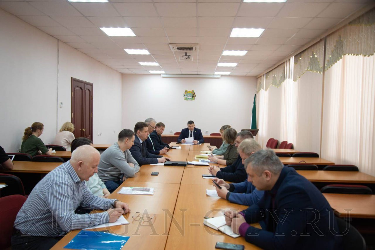 Курганские перевозчики представили свои планы по приобретению автобусов на 2025 год  На очередном заседании штаба под председательством врио главы города Антона Науменко разобрали аналитику ЦУР, составленную на основе обращений в соцсетях, а также  обращения граждан, поступившие в течение недели на почту «Транспортного управления».   Отмечалось, что за 2023-2024 годы перевозчики приобрели 140 новых машин благодаря региональной поддержке. Планы по модернизации флота продолжатся и в 2025 году.  Обсуждались вопросы выполнения вечерних рейсов.  Особое внимание уделяется транспортной доступности для работников КМЗ. Проводятся регулярные мониторинги на остановках у центральной и северной проходной завода.  В администрации города напомнили, что в ближайшее время 10 новых электронных табло появятся на остановках с высокой проходимостью.