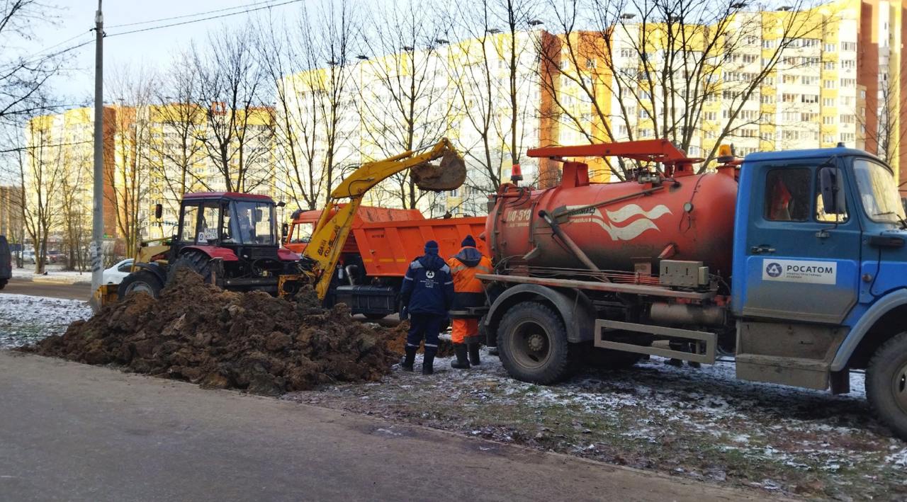 Что с водой в Обнинске? Наша предложка завалена сообщениями  Люди пишут, что в квартирах несколько дней нет холодной воды, то только на верхних этажах проблемы из-за пониженного давления, то ремонт на сетях будет продолжаться до 31 декабря. Люди возмущены.  Мы выяснили ситуацию, запросив комментарий в филиале РИР.   – На обнинских водопроводных магистральных сетях одновременно произошло несколько утечек. В связи с этим изменялся гидравлический режим со снижением давления. В связи с утечками на водопроводах большого диаметра, их невозможно ликвидировать одновременно.   Сегодня провели ремонт по пр. Маркса, 88. Завтра восстановят линию у Спорткомплекса «Олимп». Также получается разрешение и согласование с Газоснабжающей организацией на проведение работ на Северном водоводе. Это связано с тем, что рядом проходит газопровод высокого давления.   Прикладываются все усилия, чтобы провести работы как можно быстрее. Ни в коем случае не может идти речь о пониженном давлении на сетях до конца декабря. Уже завтра в городе должен улучшиться гидравлический режим, и по мере ликвидация утечек водоснабжение будет восстанавливаться.