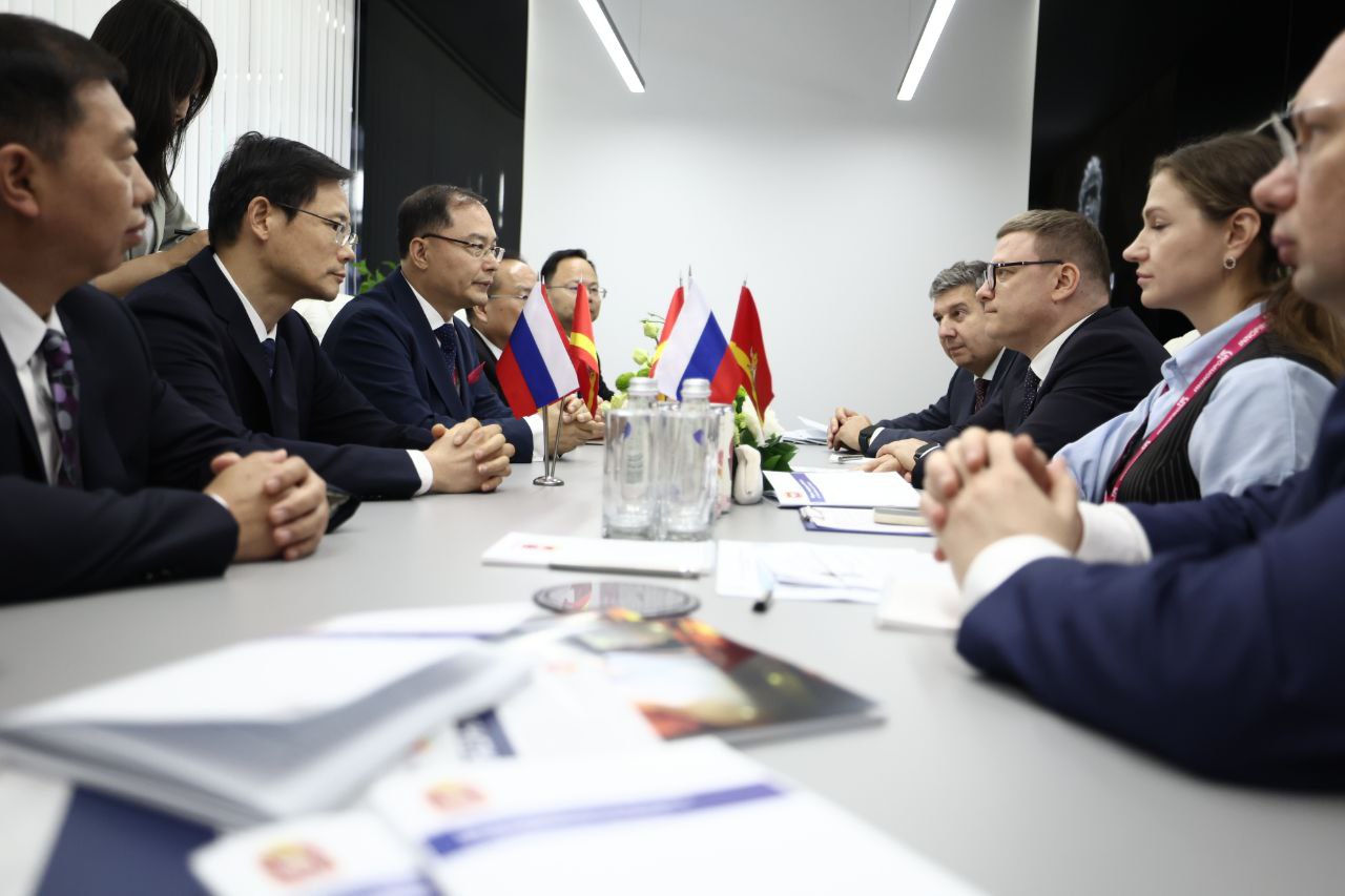 На полях Иннопром-2025 подписано трехсторонее соглашение о строительстве большого индустриального кластера на Южном Урале. Соглашение заключили управляющая компания «Индустриальный парк «Смарт элемент», компания «CM Peace Dalian Limited» и правительство Челябинской области. "Это будет экологически чистое производство. Я очень благодарен, что в ходе поездки в Далянь и в целом в Китай нашей делегации удалось посмотреть современные индустриальные парки, которые мы и взяли за основу. Уверен, что проект будет реализован. Продолжим сотрудничество на благо России и КНР, как поручили лидеры наших стран", - подчеркнул Алексей Текслер. В рамках меморандума стороны договорились о совместной работе по строительству первого в России промышленного комплекса с предприятиями цветной и чёрной металлургии, химии и энергетики на одной территории. Кластер получил название «Смарт Элемент». Фото: Наиль Фаттахов