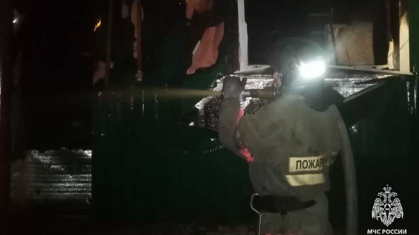 Вечером 24 июня в деревне Разбегаевка Свердловского района горел дом Огонь охватил крышу и внутренние помещения. Хозяева успели выбежать и не пострадали. Подробности на нашем сайте Вести-Орел. Подписаться