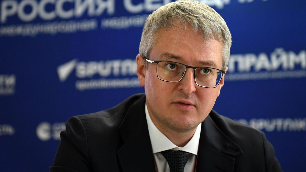 Губернатор Камчатки Владимир Солодов поручил пересмотреть возможности использования материнского капитала для малообеспеченных семей Об этом он рассказал на Прямой линии где жительница Камчатки пожаловалась что средства нельзя потратить на ремонт жилья Губернатор Камчатки Владимир Солодов напомнил что изменения в законодательстве обсуждались еще летом но до сих пор не были реализованы Теперь Минсоцблаго должно подготовить поправки которые позволят направлять часть маткапитала на нецелевые расходы например на ремонт жилья если семья признана малообеспеченной До 30 тысяч рублей в месяц можно направлять на такие расходы если семья малообеспеченная Но нормативной базы до сих пор нет подчеркнул Солодов В Камчатке маткапитал на первого третьего и последующих детей уже можно тратить на жильё образование покупку машины медицинские услуги детсад и ремонт На второго ребёнка средства пока ограничены улучшением жилищных условий и оплатой обучения Решение губернатора направлено на расширение реальных возможностей семей и поддержку нуждающихся в условиях высокой стоимости жизни на полуострове