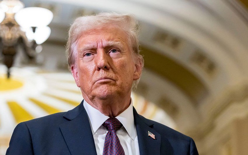Трамп заявил о сокращении списка кандидатов на пост следующего главы ФРС Список кандидатов на пост следующего председателя Федеральной резервной системы сократился до "трех-четырех имен". Oб этом заявил президент США Дональд Трамп. Ранее CNBC сообщило, что администрация США рассматривает в общей сложности 11 кандидатов на пост руководителя американского ЦБ. Полномочия действующего главы ФРС Джерома Пауэлла истекают в мае 2026 года. СМИ писали, что Трамп, недовольный проводимой Пауэллом политикой, думает о том, чтобы назвать имя его преемника уже в сентябре-октябре или даже летом текущего года. Это довольно рано, так как обычно будущего главу ФРС объявляют за три-четыре месяца до завершения полномочий предыдущего. В среду Трамп заявил журналистам, что озвучит имя нового главы Федрезерва "чуть раньше" обычного. Президент отметил, что ставка ФРС, по его мнению, должна быть на 3-4 процентных пункта ниже, чем она есть в данный момент. ФРС же удерживает ставку в диапазоне 4,25-4,5% с декабря прошлого года.