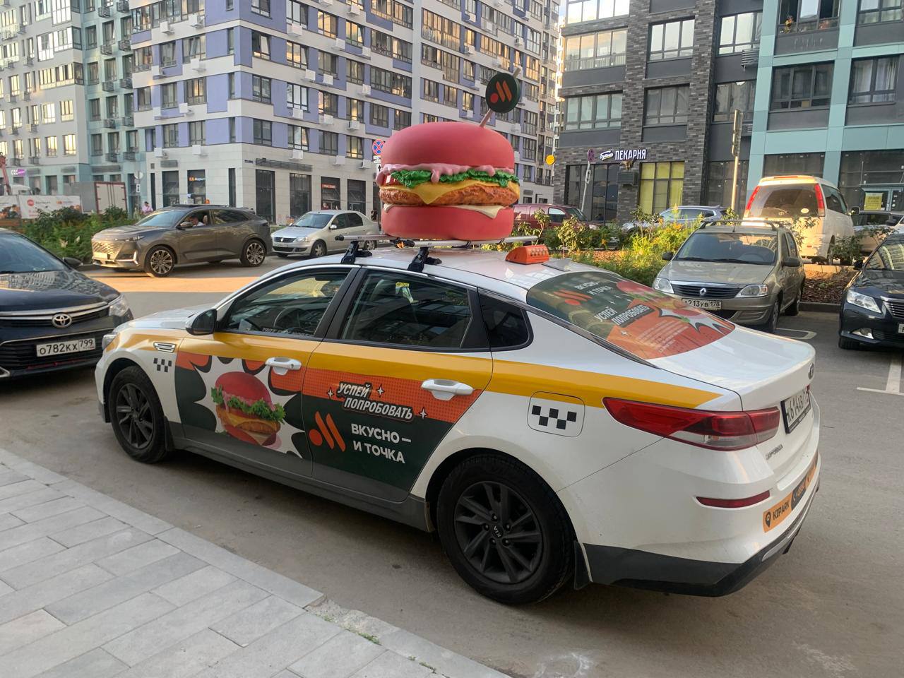 В Москве замечено РОЗОВОЕ ТАКСИ — в честь возвращения наборов Hello Kitty, «Вкусно — и точка» взяла тачки Яндекс Такси на прокачку. Сами розовые бургеры вернутся в меню уже к выходным.  Если внутри машин не будет розовых подстаканников под зумерский сервиз — мы будем жаловаться