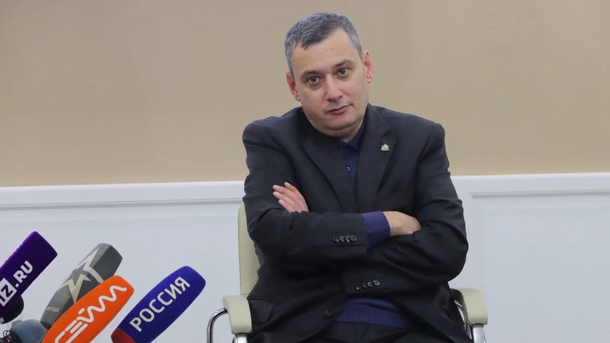Хинштейн представил кандидатов в сенаторы от Курской области Врио губернатора Курской области Александр Хинштейн подал в избирательную комиссию региона сведения о выбранных им кандидатах в сенаторы. Как и предполагал «Ъ-Черноземье», в сенаторской тройке врио нет действующего представителя исполнительной власти региона в Совете Федерации Алексея Кондратьева. В список кандидатов для наделения полномочиями сенатора вошли олимпийская чемпионка и депутат облдумы Евгения Ламонова, командир добровольческого формирования «Барс-Курск», генерал-майор Игорь Чечулин и гендиректор НПО «Электроагрегат» Николай Шевченко. «Все кандидаты в сенаторы — достойные люди, доказавшие и продолжающие доказывать свое отношение к Курской земле»,— заявил в своем Telegram-канале господин Хинштейн после подачи в избирком документов для регистрации его кандидатом. Фото: Константин Франовский/Коммерсантъ Подписывайтесь на «Ъ-Черноземье»