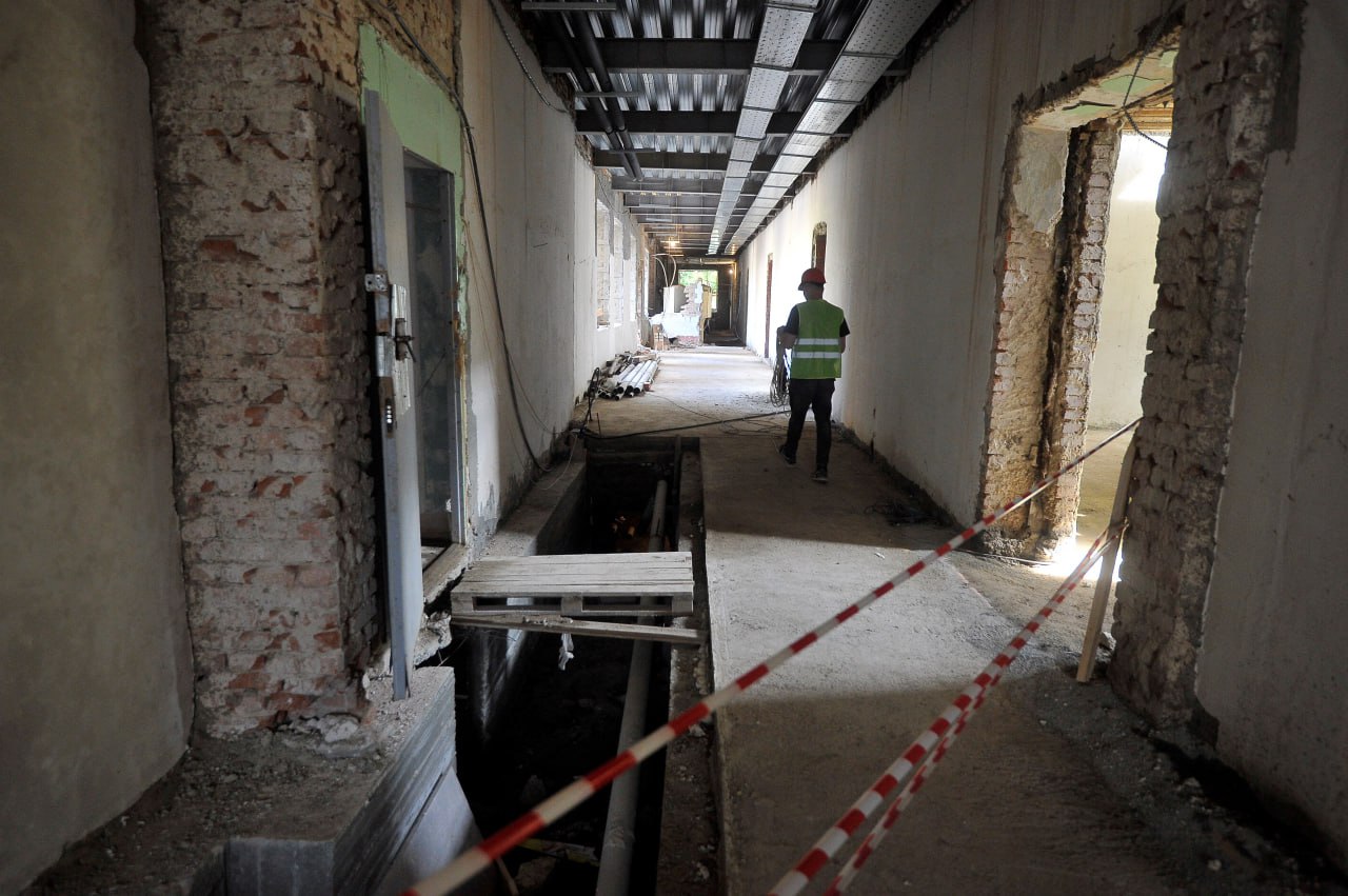 На проспекте Ленина готовится к открытию новая школа Глава республики проверил ход строительства школы 1 которая находится на завершающей стадии и уже этой весной распахнет свои двери для учеников Новое четырехэтажное здание площадью более шесть тысяч квадратных метров выполнено в уникальном дизайне гармонично сочетающем современность и элементы сталинского ампира чтобы вписаться в исторический облик центра Якутска Внутри школа полностью укомплектована современным оборудованием все пространства от гардероба до классов светлые и удобные Особой гордостью станет универсальный спортивный зал Директор Таисия Горохова представила концепцию здоровой школы которая включает медицинские классы особое питание здоровьесберегающие технологии и психологическое сопровождение с первого класса Уже заключены партнерские соглашения с ведущими вузами и Малой медицинской академией СВФУ для подготовки будущих медиков Фото Булатов Алексей