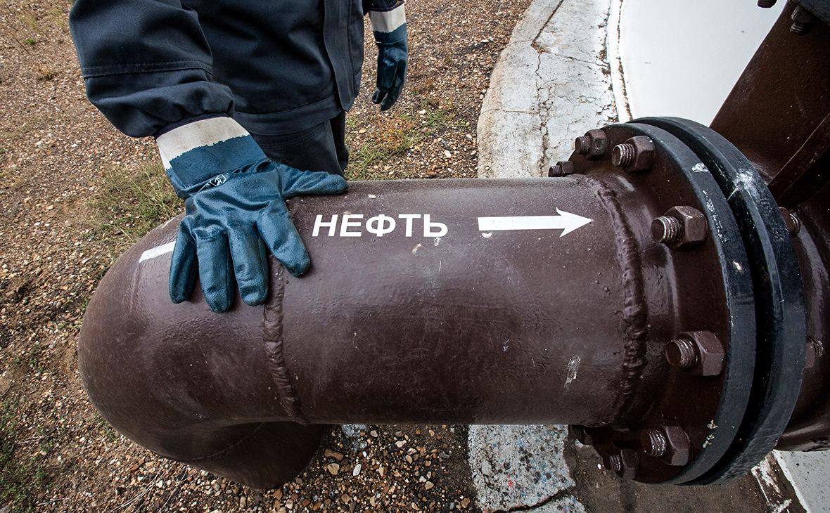 США временно отменили санкции ради закупки российских нефти и газа  Ограничения сняты с ряда российских банков и касаются сделок с нефтью, газом, углем, древесиной и другими энергоносителями. Перечень банков широкий: «Сбербанк», ВТБ, «Альфа-банк», «Открытие, «Зенит», «Санкт-Петербург», Совкомбанк, «Внешэкономбанк», «Росбанк», «Национальный клиринговый центр»  НКЦ  и Банк России, а также их «дочки».   Послабления продлятся аж до конца холодного периода – до 30 апреля. Очевидно, что американцы хотят обеспечить поставки энергоресурсов и, как всегда, действуют из своих интересов, то усиливая, то ослабляя запреты в зависимости от своей выгоды. Россия тоже приспособилась к санкциям и научилась их обходить. Чего не скажешь про страны Европы, по которым антироссийские санкции нанесли серьезный удар.    Подпишись, Правда за нами