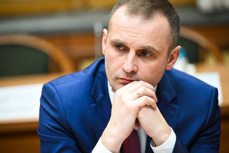 Сергей Леонов обновленный перечень ЖНВЛП заработает с 24 февраля Председатель Комитета по охране здоровья Сергей Леонов напомнил о том что обновленный перечень жизненно необходимых и важнейших лекарственных препаратов ЖНВЛП в который были добавлены восемь новых позиций заработает с 24 февраля По его словам в него добавлено восемь препаратов для лечения людей с орфанными хроническими аутоиммунными сердечно сосудистыми и инфекционными заболеваниями Среди новых препаратов капивасертиб камрелизумаб даролутамид лорлатиниб луспатерцепт претоманид пэгфилграстим и гофликицепт уточнил депутат Мы продолжаем активно развивать отечественную фарминдустрию обеспечивая производство значимой части лекарств непосредственно на территории России Сегодня почти 81 препаратов из перечня ЖНВЛП производятся на территории России и наша цель увеличить этот показатель до 90 в ближайшие пять лет подчеркнул Сергей Леонов Всего в обновленном перечне ЖНВЛП 827 препаратов из которых 666 производятся в России по полному циклу или со стадии готовой лекарственной формы   Комитет По Охране Здоровья VK MAX