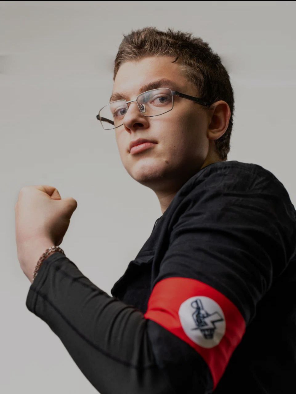 На месте работы задержанных вчера нацболов прошëл обыск задержан нацбол Егор Белый На место работы задержанных вчера нацболов Михаила Чуянова Григория Шакирова и Кирилла Кривяка прибыли оперативники в штатском которые принялись обыскивать помещение Силовики демонстрировали явную агрессию заломали и ударили об шкаф работника не желавшего отдавать в руки полицейского свой паспорт наносили удары поставили всех присутствующих внутри в растяжку хотя никто не оказывал сопротивления правоохранителям Лимоновца Егора Белого заперли в подсобке где к нему применяли физическое и психологическое насилие трое оперативников из помещения раздавались звуки борьбы крики и грохот рабочих инструментов После Егора Белого отвели в служебный транспорт и оставили в нëм Местоположение же Михаила Чуянова Григория Шакирова и Кирилла Кривяка до сих пор неясно уже более двух часов назад их увезли в неизвестном направлении не допустив в Таганское ОВД адвоката Даниила Бермана Возможно что серия задержаний нацболов связана с акцией Интернет без надзора Россия без Роскомпозора где неизвестные активисты заблокировали офис РКН велосипедным замком и разместили соответствующий плакат Также напоминаем что задержанным понадобится помощь в оплате услуг адвоката и продуктовых передач Вы можете поддержать их добровольным переводом по реквизитам 5469550051413539 Даниил С Сбербанк