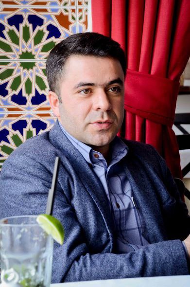 Только что стало известно о внезапной смерти заслуженного артиста Азербайджана Джабира Иманова Во время тренировки в спортзале у него случился инфаркт Приехавшая скорая помощь к сожалению не смогла спасти Джабира Ему было 49 лет Сказать что шок не сказать ничего Аллах ряхмят элясин О Аллах как же так MairaBaku