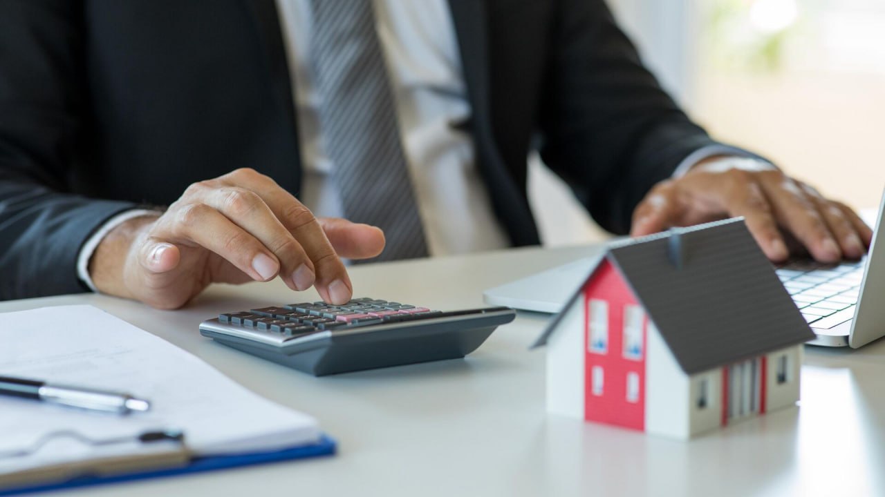 В Госдуме готовят закон о дифференцированных ставках по семейной ипотеке Парламентарии предлагают рассчитывать процент по жилищному займу учитывая число детей Как сообщил РИА Новости глава комитета по финансовому рынку Анатолий Аксаков обсуждается схема при которой семьи с тремя детьми могут брать ипотеку под 4 с двумя под 6 и одним ребёнком под 10 12 Депутат выразил надежду что закон о дифференцированной ставке будет принят до конца года и вступит в силу в 2026 м Уточняется что ставка для семей с большим числом детей ещё обсуждается Подписаться на Говорит Москва Telegram VK MAX