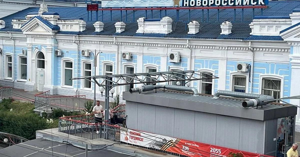 В Новороссийске полиция задержала юных путешественников из Краснодара На железнодорожном вокзале Новороссийска полицейские обнаружили двух 12-летних мальчиков из Краснодара без сопровождения взрослых. Дети приехали в город на автобусе без ведома родителей и опоздали на обратный поезд, решив самостоятельно вернуться домой на электропоезде. Полицейские связались с родителями и провели профилактические беседы. Одного мальчика забрала мама, другого временно разместили в социально-реабилитационном центре. пресс-служба УТ МВД России по ЮФО /фото/видео для публикации или заказать рекламу: «Утренний Юг»
