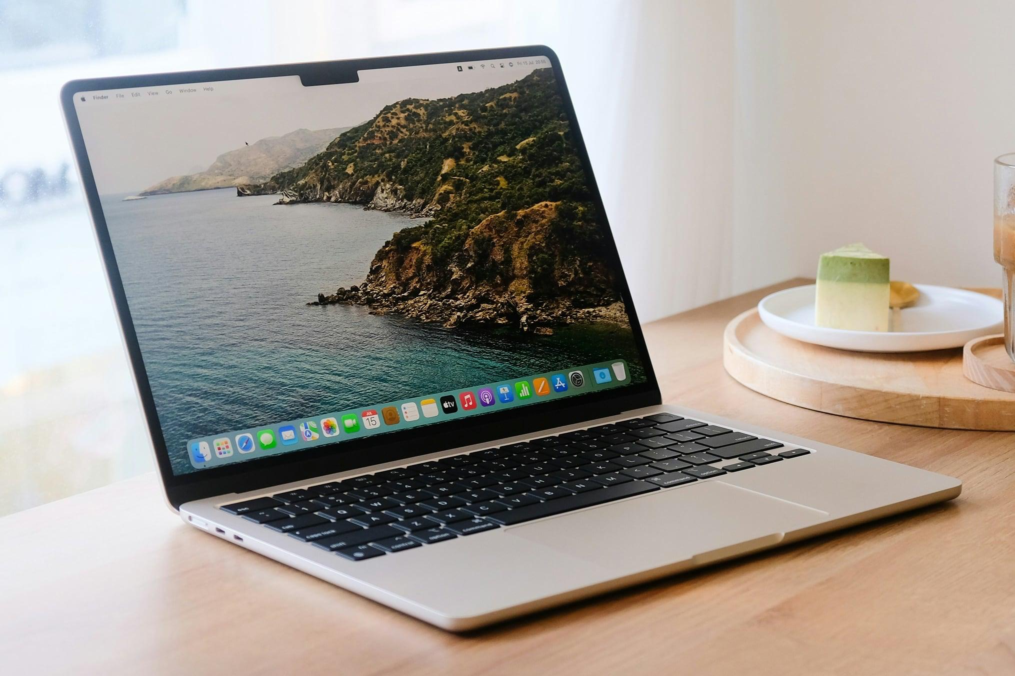 Apple ускорила работу Wi Fi в iPadOS 26 2 и macOS 26 2 в устройствах с поддержкой Wi Fi 6E Компания в два раза увеличила ширину канала при подключении к сетям 5 ГГц Если раньше она составляла 80 МГц то теперь 160 МГц Это приводит к увеличению пропускной способности в результате чего интернет работает быстрее Но в реальности прирост не всегда может быть заметен из за помех большого количества соседских Wi Fi и особенностей провайдера Кроме того ваш роутер должен поддерживать стандарт Wi Fi 6 а в его настройках должна быть включена ширина канала 160 МГц   www iphones ru 1354004 новости iphonesru