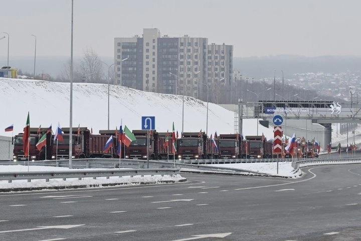 Проезд по Вознесенскому тракту в Казани от Проспекта Победы до М-7 официально открыт  Кроме этого, сегодня в республике запустили сразу 2 инфраструктурных объекта. В Казани запустили Вознесенский тракт и новый перрон аэропорта, а между Алексеевском и Альметьевском – новую автодорогу.    Раис Татарстана Рустам Минниханов и вице-премьер РФ Марат Хуснуллин подключились по видеосвязи, а проезд по Вознесенскому тракту открывал мэр Казани Ильсур Метшин.