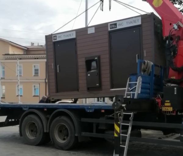 На Гостиных рядах в Улан-Удэ установили новый модульный туалет взамен прежнего, повреждённого вандалами.  Вандалы выломали там дверь и повредили оборудование    Новый туалет взяли под видеонаблюдение для предотвращения подобных происшествий