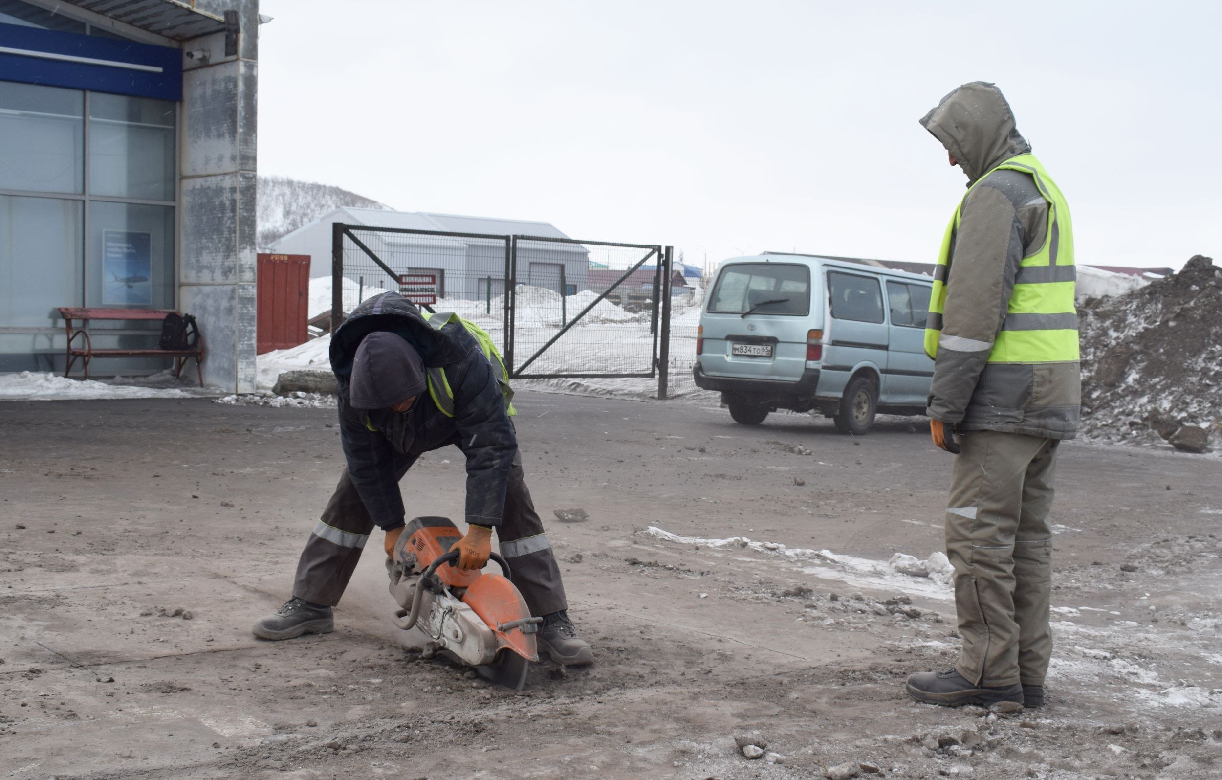 В Курильске продолжается ликвидация последствий аварии наводоводе, в результате которого дома, находящиеся в верхней части города, остались без воды.  На месте обнаружения неисправности  Приморское шоссе – парковка перед зданием почты  сначала работали сотрудники МУП «Жилкомсервис», сегодня к ним присоединились специалисты АО «Гидрострой».  В данным момент они распиливают асфальт на квадраты, чтоб затем снять покрытие и добраться к трубе. О сроках полного устранения аварии говорить преждевременно. Требуются запчасти. Как стало известно «Красному маяку», они уже заказаны и в ближайшее время должны прибыть на остров. Пока же обходятся своими силами и тем, что есть в наличии. Рабочий процесс осложняется низкой температурой и сильным ветром.  На данный момент без воды остаётся улица Строительная  11 домов  и административный комплекс на Приморском шоссе, 5  так называемый «Сити-молл» .  Тем временем, администрация района старается минимизировать неудобства для жителей улиц, где пропало водоснабжение. Вчера был организован подвоз воды. И установлена бочка, но вода в ней замёрзла, поэтому сейчас для этих нужд используется «водовозка». Сегодня машина МУПа приезжала уже дважды в 7:40 и 10:30. Машина будет подъезжать по мере необходимости  звоните по телефону 43-447 – в ЕДДС района .  Одновременно сотрудники отдела социальной политики провели поквартиный обход, чтобы выяснить, нужна ли помощь людям преклонного возраста, мамам с детьми.  Внимание! Последняя информация от ЕДДС по подвозу воды: цистерна будет находиться на Строительной с 13 до 14 часов.