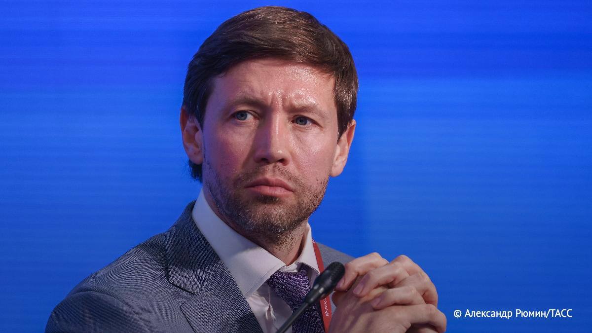 VPN можно но осторожно с 1 сентября в России вступают в силу новые штрафы С 1 сентября начнут действовать изменения в КоАП штрафовать начнут не за само использование VPN а за осознанный доступ к экстремистским материалам через него Об этом рассказал замглавы комитета Совфеда Вадим Шейкин Что это значит на практике За сам факт входа в Instagram или Facebook штрафа не будет Но если вы ищете через них запрещённый контент тогда возможна ответственность VPN не запрещён если не используется для обхода закона Цель не ограничить доступ к информации вообще а отсечь путь к экстремизму Meta признана в России экстремистской организацией    Реклама