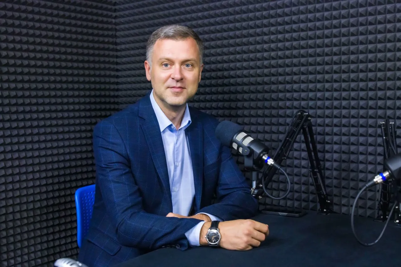Суд оставил в СИЗО бывшего вице мэра Челябинска Астахова Облсуд не выпустил из под стражи бывшего заместителя мэра Челябинска Александра Астахова обвиняемого в злоупотреблении должностными полномочиями Оспорить арест пытались его адвокаты Сторона защиты просила суд смягчить меру пресечения и отменить постановление райсуда об аресте ссылаясь на отсутствие у экс чиновника намерений препятствовать предварительному расследованию и устанавливать истину по делу Однако суд отклонил апелляцию Александр Астахов пробудет в СИЗО как минимум до 28 мая 2026 года Читайте Вечерку там где удобно Дзен ВКонтакте Одноклассники Max Telegram Написать нам сообщение