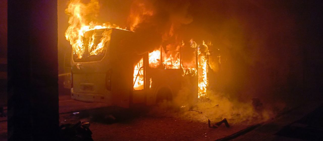 В Салавате сгорел автобус "Башавтотранса" Пожар произошел около 8 часов вечера 28 июля на Салаватском ПАТП по бульвару Монтажников, 48. Прибывшие на место огнеборцы ликвидировали горение в течение часа, после поступления сообщения о пожаре. Погибших и пострадавших нет. Фото: пожарное сообщество ЮГ РБ
