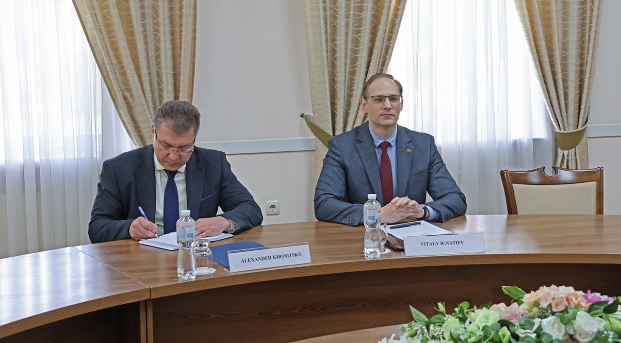 Международные участники переговоров между Приднестровьем и Молдовой, заинтересованные в стабильности и безопасности, должны активнее содействовать продолжению переговорного процесса на Днестре, сказал глава МИД ПМР Виталий Игнатьев на встрече с послом Германии Маргрет Юббер.   Игнатьев напомнил, что в период председательства в ОБСЕ Германии в 2016 году был подписан «Берлинский протокол». Он стал основой последующих соглашений между Тирасполем и Кишинёвом в сфере землепользования, телекоммуникаций, автотранспорта, образования и экологии.   Многие из них к данному моменту Молдова не исполняет, констатировал глава МИД Приднестровья.  «Сегодня ситуация изменилась. У нас, к сожалению, не получается хорошее дипломатическое блюдо. Потому что на столе у нас один компонент – политическая воля Приднестровья. Мы не видим политическую волю Кишинева к рациональному диалогу, не видим проактивной медиации со стороны посредников и наблюдателей. Все это вызвало стагнацию диалога», – отметил Виталий Игнатьев.