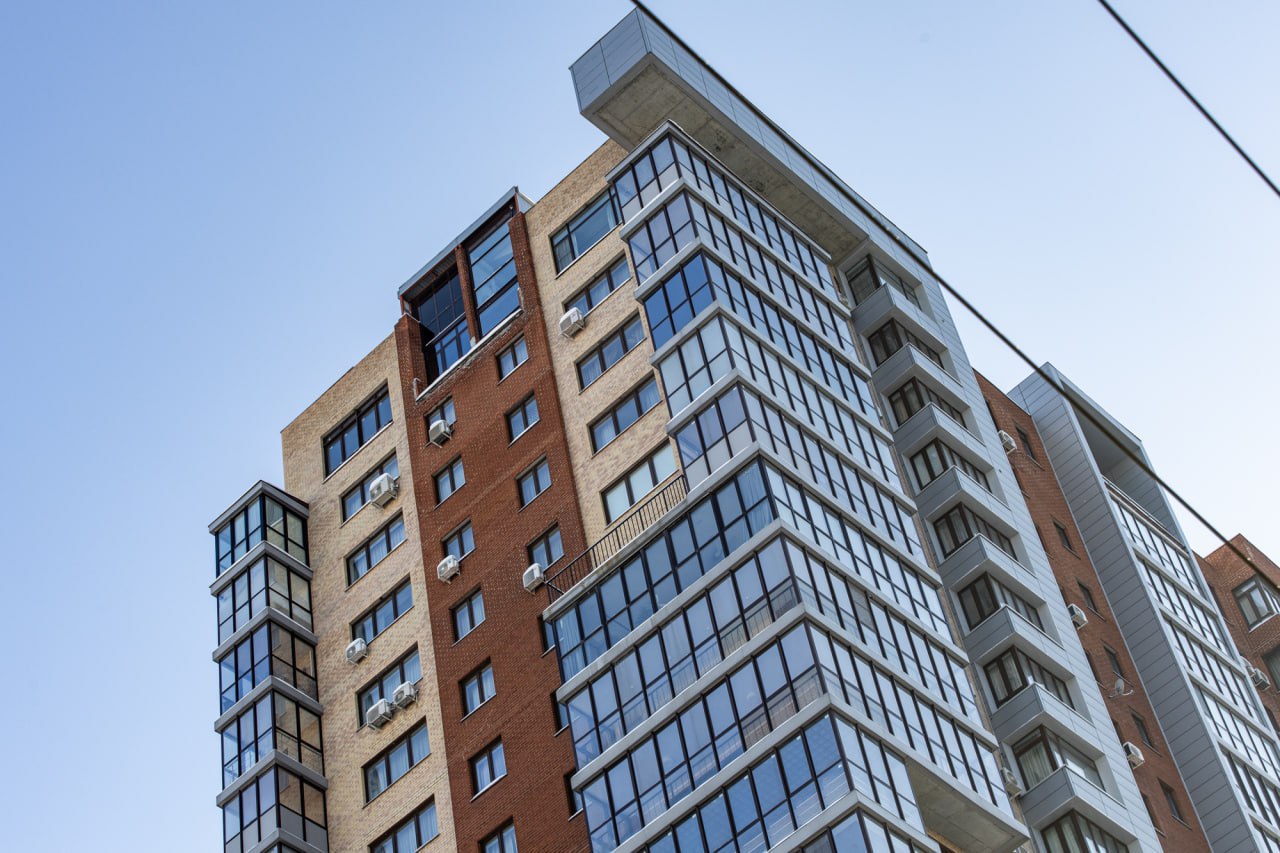 Долгосрочная аренда в Челябинске подешевела на 10 за год Средняя стоимость аренды квартиры в Челябинске в декабре 2025 года составила 25 8 тыс рублей в месяц Это на 10 ниже чем годом ранее По данным Авито Недвижимости предложение квартир в Челябинске выросло на 48 за год Общероссийская тенденция рост предложения на 26 и снижение средних цен на 2 из за увеличения числа доступных объектов