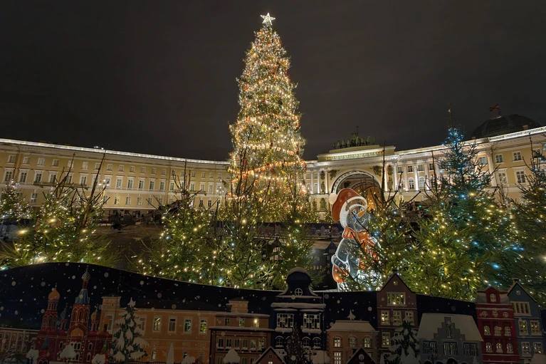 Власти Петербурга могут отложить демонтаж новогоднего убранства города по просьбе жителей Об этом КП Петербург рассказали в пресс службе Комитета по печати Якобы решение об этом созрело после массового обращения горожан с просьбами оставить украшения на несколько дополнительных дней Основные украшения начнут снимать уже в ночь на 15 января Но часть из них останется на местах еще на неделю Алексей Булатов Читай нас в MAX Читай нас в Telegram