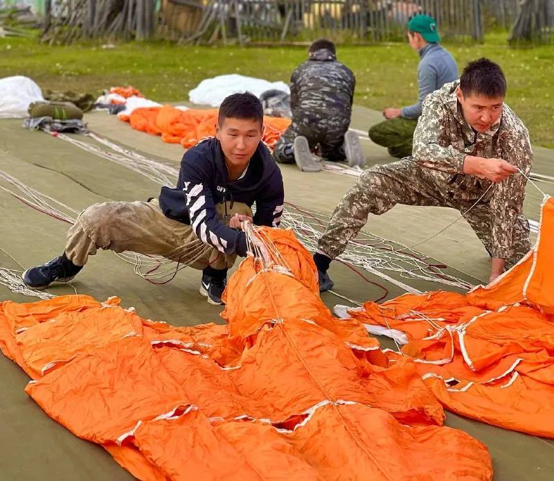 В трех районах Якутии откроются новые отделения авиационной охраны лесов Для усиления работы по борьбе с лесными пожарами запланировано открытие новых авиаотделений в 2026 году Жиганского и Среднеколымского а в 2027 году Белогорского в Абыйском улусе Об этом в своем Послании Ил Тумэну заявил Айсен Николаев Глава Якутии отметил что благодаря поддержке Президента страны Владимира Путина и системному подходу к профилактике изменилась ситуация с лесными пожарами В этом году впервые на территории республики не вводились режимы чрезвычайных ситуаций в лесах Площадь лесных пожаров сократилась до 160 тысяч гектаров на порядки меньше чем в предыдущие годы В течение первых суток ликвидировано 63 всех пожаров в 7 раз лучше чем в 2021 году Спутниками и беспилотными аппаратами обнаружено 160 пожаров 40 от общего числа В 16 районах привлекались воздушные суда для воздействия на облачность Оперативность реагирования усилило создание двух новых авиаотделений Витимского и Саныяхтахского В будущем году откроются Жиганское и Среднеколымское авиаотделения а в 2027 году Белогорское в Абыйском улусе сказал он В ФБУ Авиалесоохрана сообщили что с открытием двух новых авиаотделений в 2026 году увеличится активная охраняемая площадь на 9421417 6 га Штатная численность каждого из них составит 30 человек в том числе 23 десантника пожарных Подготовка кадров для данных подразделений ведется уже с осени 2025 года четыре летчика наблюдателя проходят соответствующее обучение в учебном центре при ФБУ Авиалесоохрана Также увеличится численность работников авиационно пожарной службы Якутской базы авиационной охраны лесов на 99 человек Напомним в 2025 году введены в эксплуатацию два новых авиаотделения Витимское и Саныяхтахское Общая численность принятого персонала составила 181 человек в том числе 148 работников парашютно десантной пожарной службы 2 начальника авиаотделений 4 водителя 23 техника радиооператора и 4 летчика наблюдателя единаяроссия сахасирэ ольгабалабкина мыработаем россия якутия арктика экология арктическаяякутия Подписывайтесь на канал   t me balabkinaov