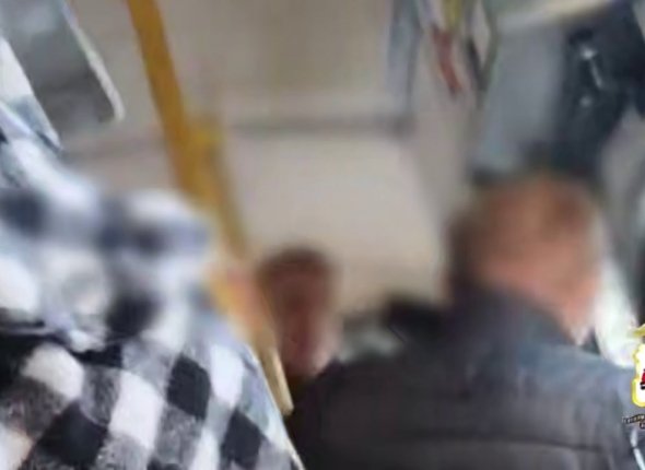 Мужчина испачкал салон автобуса шаурмой и устроил драку в ответ на замечание в Иркутске Возбуждено уголовное дело ВИДЕО Читать подробнее на сайте