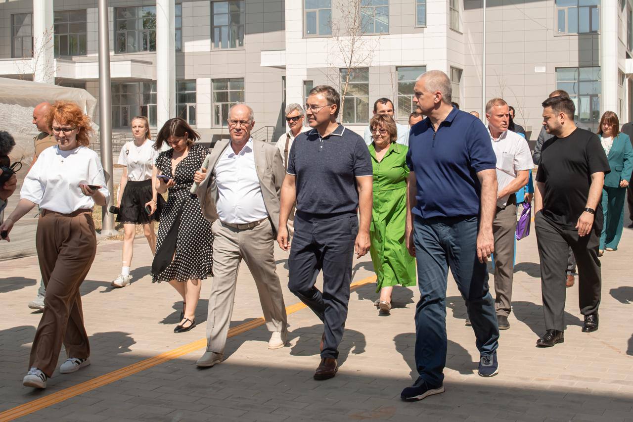 Глава Минобрнауки Валерий Фальков ознакомился со строящейся инфраструктурой крупнейшего вуза Крыма Вместе с главой республики Сергеем Аксеновым он посетил Крымский федеральный университет им. В.И.Вернадского. Корпус «Физико-технический институт» КФУ готов почти на 100%. Объект станет центром физико-математической и инженерной подготовки кадров республики, местом междисциплинарного взаимодействия инженеров и специалистов из области медицины, сельского хозяйства, строительства. Подходит к концу строительство нового административного корпуса КФУ. Готовность объекта – 94%. Ведутся активные строительные работы корпуса «Студенческий центр» общей вместимостью до 1 тыс. человек. Центр будет доступен и студентам, и сотрудникам КФУ, и жителям всего города. Также сейчас ведется строительство 3 учебно-лабораторных комплексов, еще2 общежитий на 250 и 450 мест. Идет реконструкция учебного и общественно-бытового корпусов. Как отметил и.о. ректора Владимир Курьянов, самое молодое здание вуза было построено в 1991 году. По итогам поездки Валерий Фальков отметил, что одна из основных задач федеральной и региональной власти, а вместе с ними и университетов – создавать благоприятные условия для комфортного и интересного обучения студентов. «Важно, чтобы наиболее способные и подготовленные выпускники школ Крыма, других регионов России стремились сюда за качественным образованием и в будущем связывали свою судьбу с полуостровом. Минобрнауки в свою очередь способствует этому через разные федеральные программы – от развития инфраструктуры до нашей флагманской программы "Приоритет-2030"», – заключил министр. Новости Правительства России