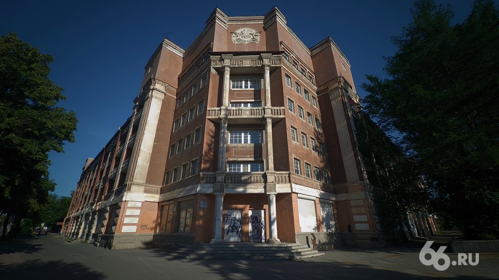 Гостиница Мадрид снова останется без инвестора Федеральное агентство разорвет контракт с московской компанией Гранд Мадрид которая должна была ее отремонтировать Памятник архитектуры на Уралмаше достался ей всего за 1 рубль в год Постройку сдали в аренду так дешево при условии что ее отреставрируют но за два года Гранд Мадрид так и не приступил к работам 1 декабря с арендатором расторгнут договор следует из ответа федерального Агентство по управлению и использованию памятников истории и культуры депутату Госдумы Андрею Альшевских Новости из Екатеринбурга