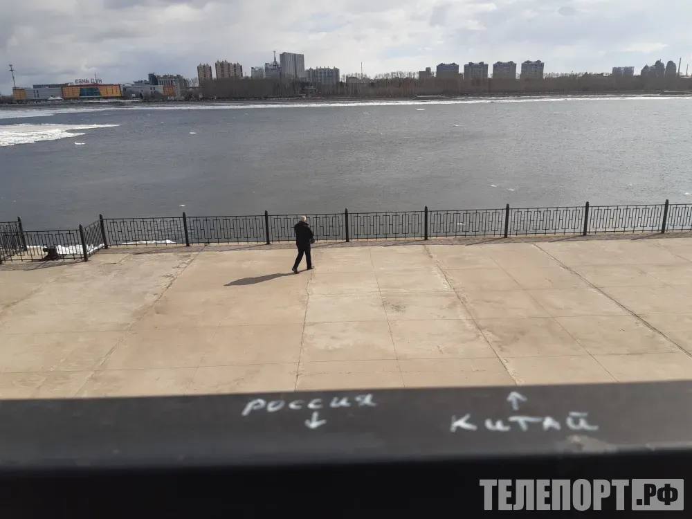 Первые грузы в Китай через новый пункт пропуска в Приамурье планируют отправить в этом году Инвестор из Якутии примет участие в восстановлении железной дороги по которой будут возить грузы В этом году планируют начать перевозки грузов по железнодорожной ветке Сковородино Рейново в Сковородинском округе Амурской области Это ветка обеспечит соседней Якутии прямой выход в Китай Об этом рассказал ТАСС заместитель генерального директора по стратегическому развитию АО Железные дороги Якутии Алексей Местников Подробнее