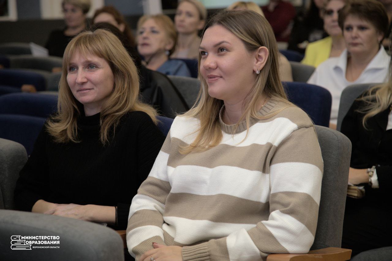 В Воронеже представители международной и российской педагогической науки обсудили векторы развития профильного образования    Международная научно-практическая конференция «Вектор развития профильного образования в контексте педагогической антропологии К.Д. Ушинского» собрала в Воронежском институте развития образования им Н.Ф. Бунакова порядка 200 специалистов из регионов страны и ближнего зарубежья. Конференция носит статус традиционной и проходит уже второй раз.     ‍  На конференции обсудили вопросы формирования изобретательских умений у школьников, педагогическое моделирование и сопровождение профессионального самоопределения обучающихся и детей с ОВЗ. В формате панельной дискуссии поговорили о концептуальных основах трудового воспитания в контексте профориентационной деятельности.    Одним из значимых событий конференции стал мастер-класс «Формирование изобретательских умений обучающихся в образовательном процессе», который провел доктор педагогических наук, профессор кафедры технологии и технического творчества Липецкого государственного педагогического университета Вячеслав Тигров и его полный тезка, аспирант этой же кафедры, директор молодежного научно-технического инновационного центра «Новатор» Вячеслав Тигров-мл.      Вячеслав Тигров старший отметил, что Воронеж стал для него местом добрых встреч и пространством для обучения.    «Уже второй год я встречаю здесь тех, у кого есть чему поучиться. И это не только маститые профессора, но и молодые коллеги со своими взглядами и подходами. Поэтому я так люблю приезжать на воронежскую землю. Здесь всегда собирается мощный пул спикеров», - подчеркнул профессор.    Подробнее о направлениях работы конференции и изобретениях липецких коллег читайте в нашем материале.