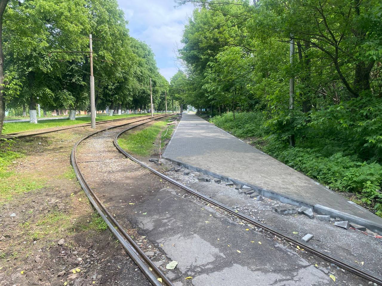 Во Владикавказе приступили к благоустройству аллеи по проспекту Коста в районе Мемориала Славы Работы ведутся по программе «Формирование комфортной городской среды» нацпроекта «Инфраструктура для жизни». Специалисты сейчас занимаются снятием старого асфальтового покрытия и приступают к земляным работам. На аллее будут установлены удобные скамейки и урны. Благоустройство этой зоны будет проводится поэтапно: в этом году мы отремонтируем около 1000 квадратных метров территории. Друзья, напоминаю, что у нас продолжается Всероссийское онлайн-голосование по благоустройству общественных территорий. До 12 июня каждый из нас может отдать свой голос как это сделали уже более 80 тысяч жителей республики. Присоединяйтесь и вы!