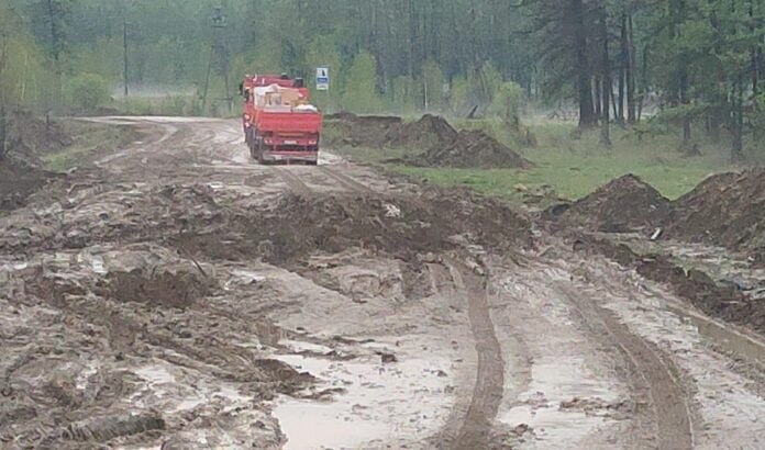 Проезд затруднен на автодороге «Амга» из-за большегрузов Затруднения для проезда транспорта на ряде участков возникли на региональной автомобильной дороге «Амга». Причиной сложностей стало несоблюдение водителями грузовиков установленных ограничений по нагрузкам на оси. Об этом сообщает пресс-служба Управтодора региона. В настоящее время подрядные организации организовали круглосуточное дежурство и ведут активные дорожные работы, направленные на обеспечение беспрепятственного проезда. Подробнее читайте по ссылке Фото: пресс-служба Управтодора Якутии