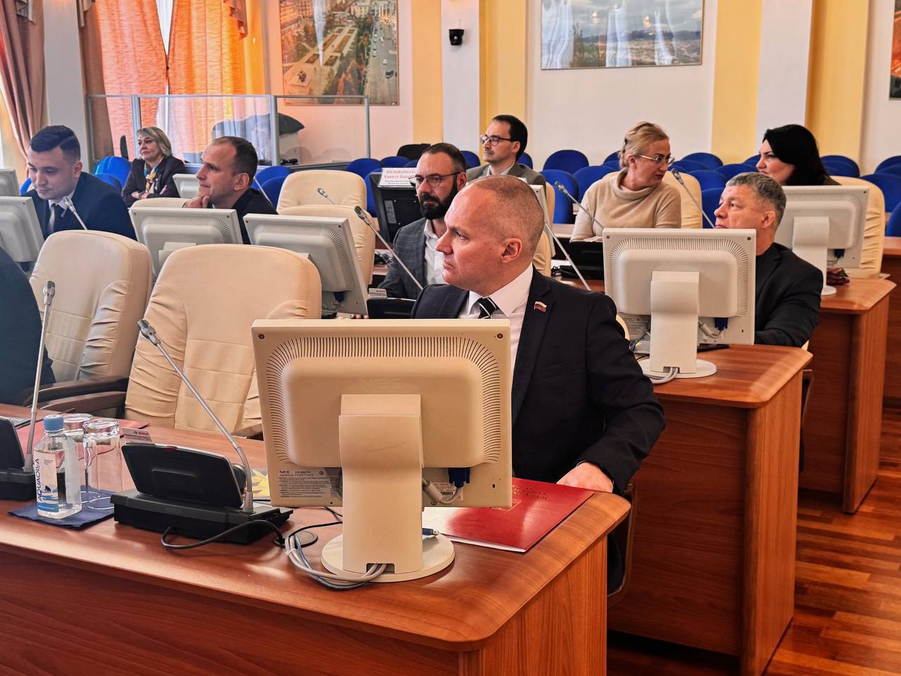 Депутаты Единой России обсудили развитие системы летнего отдыха и дополнительного образования детей на 2026 2030 годы Программа представляет собой комплекс мероприятий направленных на укрепление здоровья детей и подростков развитие системы досуга поддержку временной трудовой занятости несовершеннолетних Она реализуется в соответствии с направлениями народной программы Единой России где приоритетами остаются забота о семье воспитание и образование подрастающего поколения Депутат Юлия Домрина отметила что проведение летней оздоровительной кампании одно из приоритетных направлений социальной политики Магадана По её словам важно совершенствовать механизмы межведомственного взаимодействия чтобы создать безопасные и комфортные условия для отдыха детей включая ребят из семей находящихся в трудной жизненной ситуации Сегодня в Магадане функционирует развитая сеть оздоровительных учреждений загородные лагеря санаторий ООО Мир более 25 лагерей с дневным пребыванием на базе образовательных организаций Более 70 подростков из категории группы риска ежегодно охвачены организованными формами отдыха и временного трудоустройства Программы на 2026 2030 годы формируются в соответствии с народной программой Единой России и направлены на поддержку семей занятость подростков и развитие детского творчества Депутаты объединения Единой России также рассмотрели проект по развитию дошкольного и общего образования Важно чтобы каждый ребёнок независимо от места проживания имел равные возможности для роста обучения и самореализации Для депутатов поддержка детства спорта и образования это не просто направление работы а важная часть народной программы Единой России Мы видим как конкретные решения на уровне муниципалитета делают жизнь семей в Магадане комфортнее а возможности для детей шире Это реальный результат совместной работы депутатов педагогов и администрации города подчеркнул руководитель депутатского объединения Единой России в Магаданской городской Думе Николай Ярощук