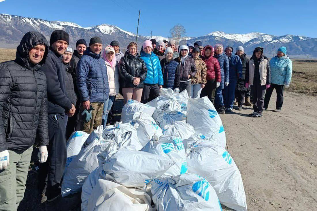 Берега алтайский рек от мусора очистили в Республике Алтай  Добрая акция проходила с апреля по октябрь. В ней приняли участие, только представьте, - более 4,7 тыс. человек. Это люди, которым небезразлична чистота алтайской природы!  Это и школьники, и студенты, и волонтерские объединения, а также работники спортивных и культурно-досуговых учреждений, органов власти.   Вместе они собрали 1,7 тыс. кубов мусора, который, скорее всего, бросили нерадивые туристы.   Активисты очистили берега Катуни, Чуи, Урсула, Маймы, Бирюли, Коксы, Чарыша, Ябогана и других водоемов. Общая протяженность убранных территорий составила 300 км‼