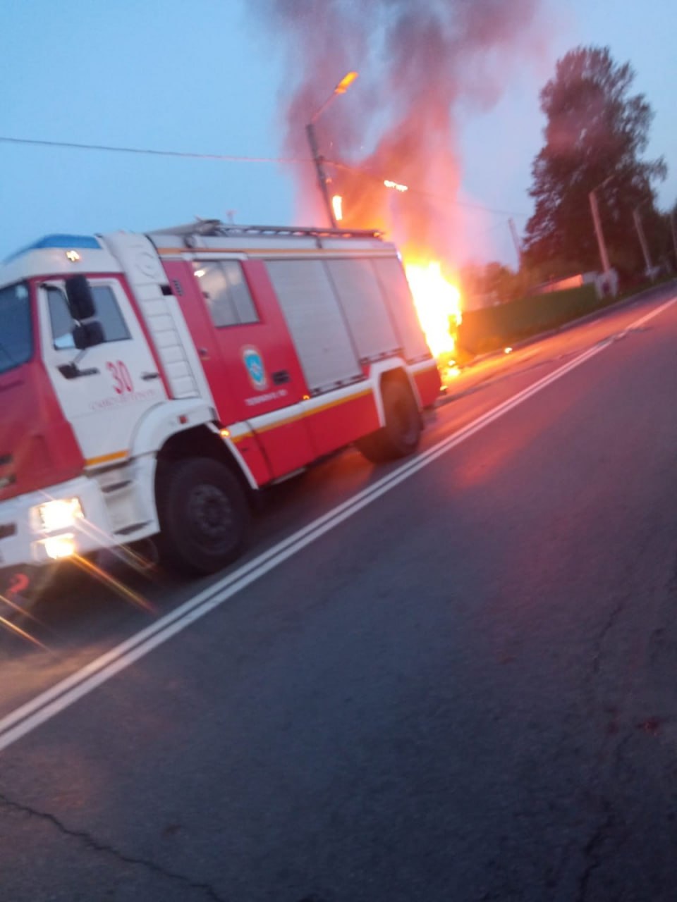 Боец СВО из Дагестана спас семью из горящего дома в Петергофе. Об этом сообщает «Mash Гор». Расул Яхъяев из Хасавюртовского района Дагестана был в отпуске под Санкт-Петербургом. Ночью он заметил дым возле частного дома и быстро понял, что начался пожар. Пока хозяева спали, он вошел внутрь сквозь огонь, разбудил всех и вынес детей на улицу. Яхъяев служит по контракту и скоро снова вернется на передовую.